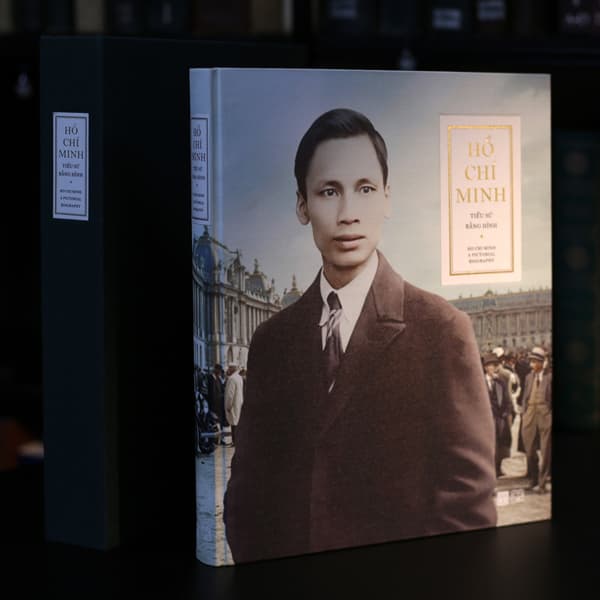 Sách Hồ Chí Minh - Tiểu Sử Bằng Hình - Ấn Bản Giới Hạn - Bìa Vải - Đông A