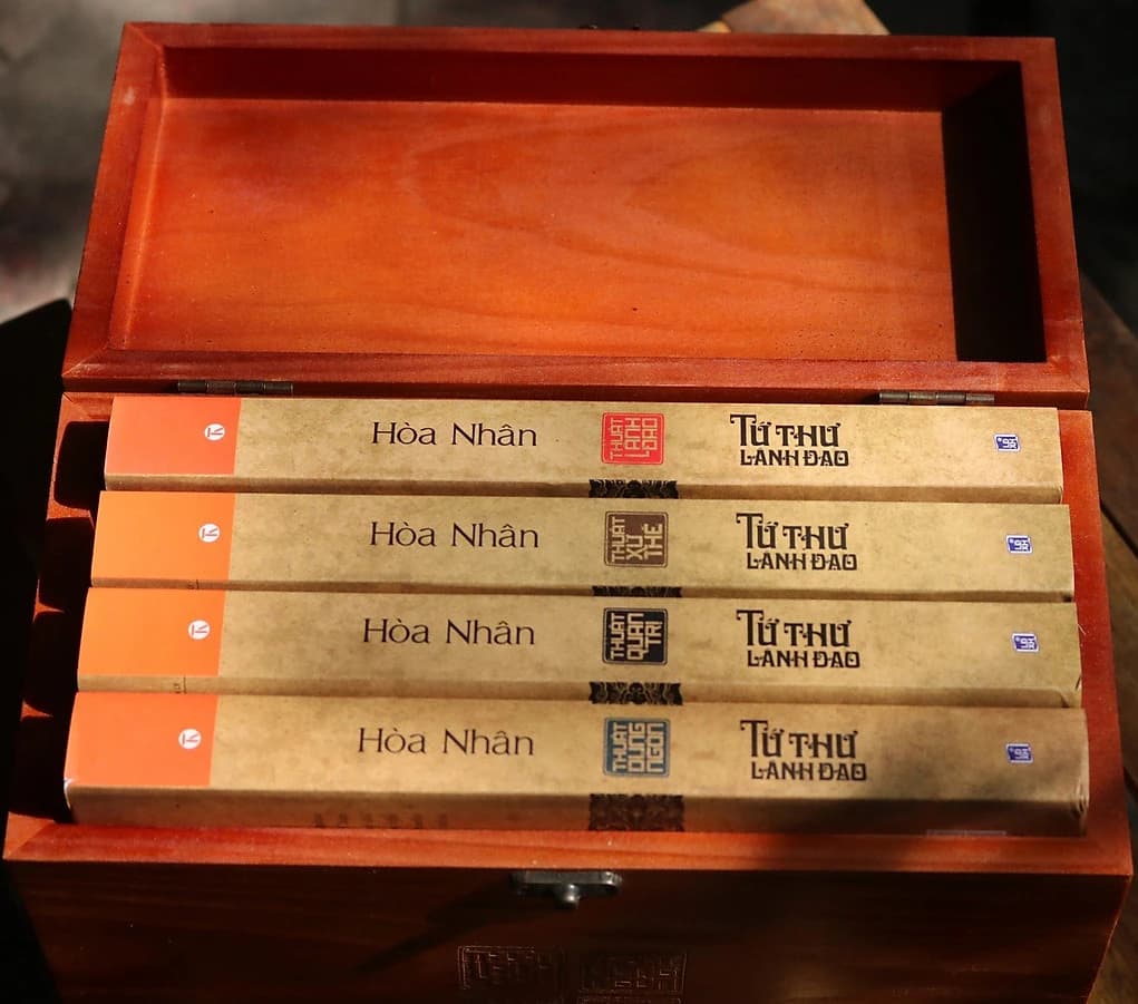 Sách Bộ Hộp Gỗ Tứ Thư Lãnh Đạo - Làn