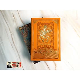 ẤN BẢN BÌA DA PU CAO CẤP VÀ GIỚI HẠN - NGÀN NĂM ÁO MŨ - TRẦN QUANG ĐỨC - - Cao Quân